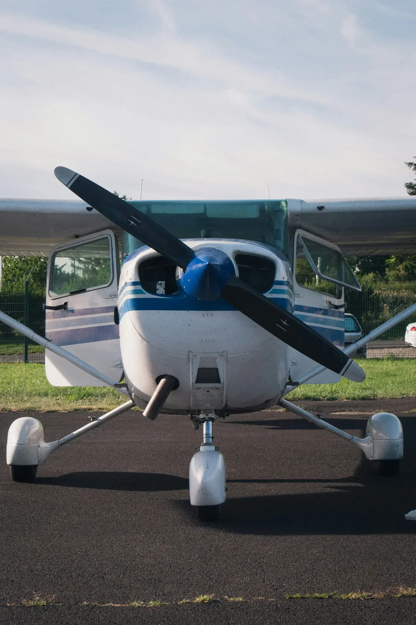 Cessna 172 frontal auf dem Vorfeld, beide Türen geöffnet