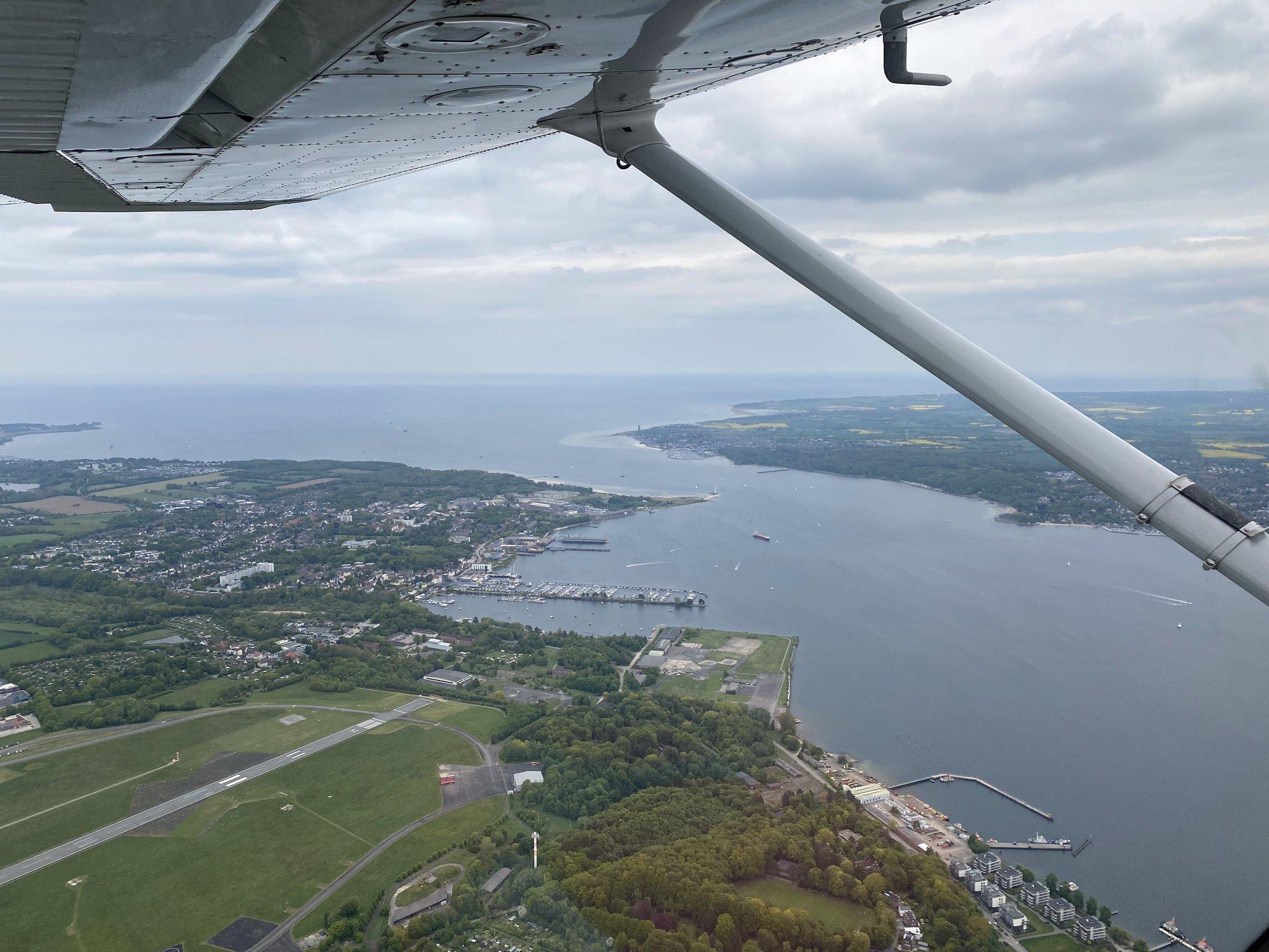 Flugplatz Kiel-Holtenau, Kieler Förde und Hafen aus einem Kleinflugzeug gesehen